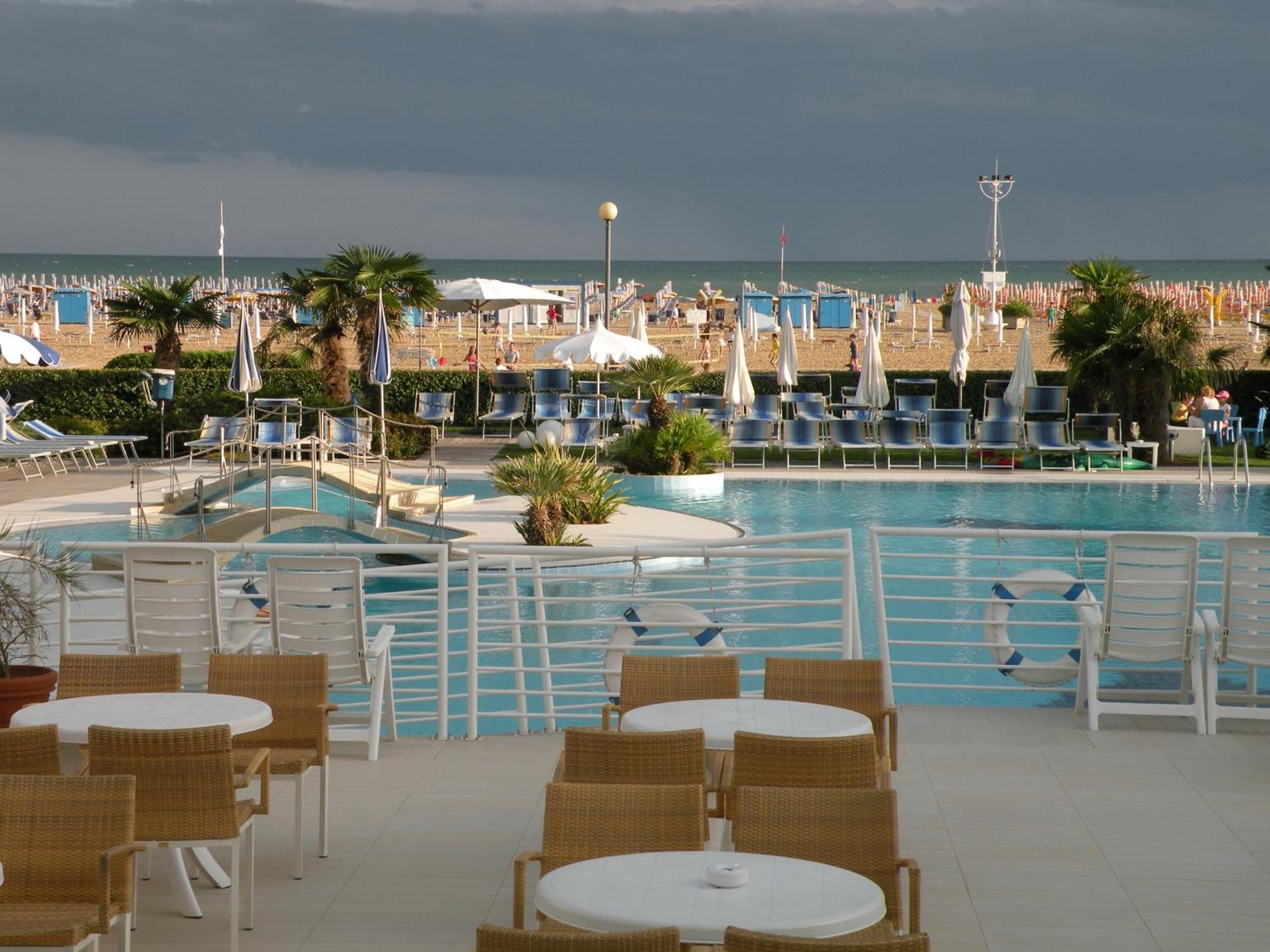 Majestic Beach Hotel & Wellness Бібіоне Екстер'єр фото