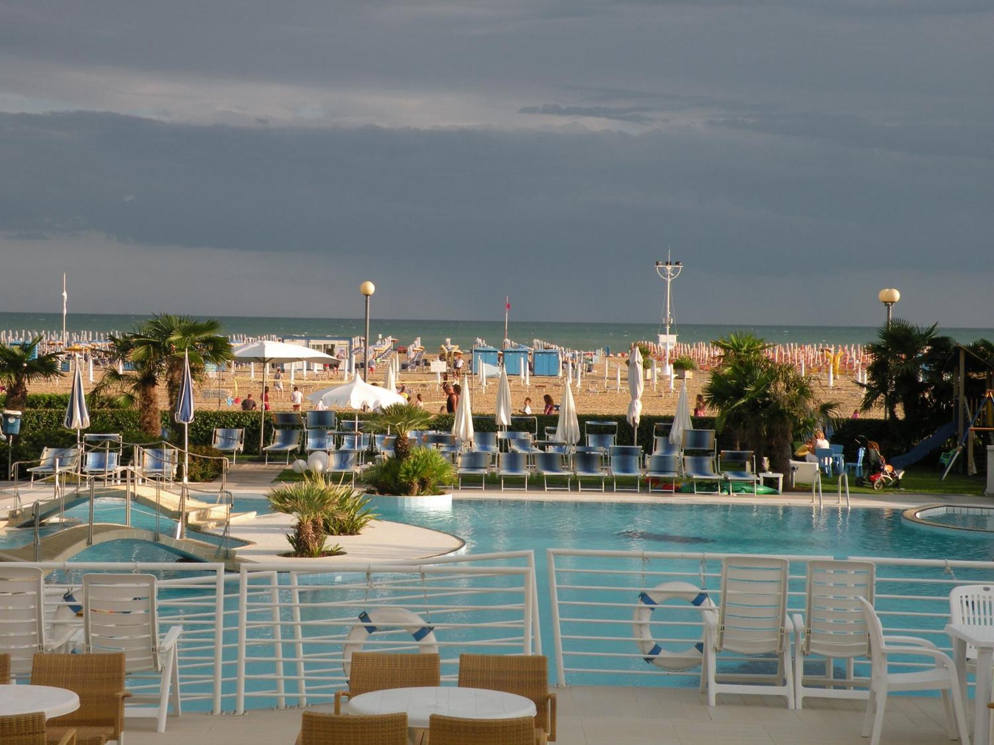 Majestic Beach Hotel & Wellness Бібіоне Екстер'єр фото